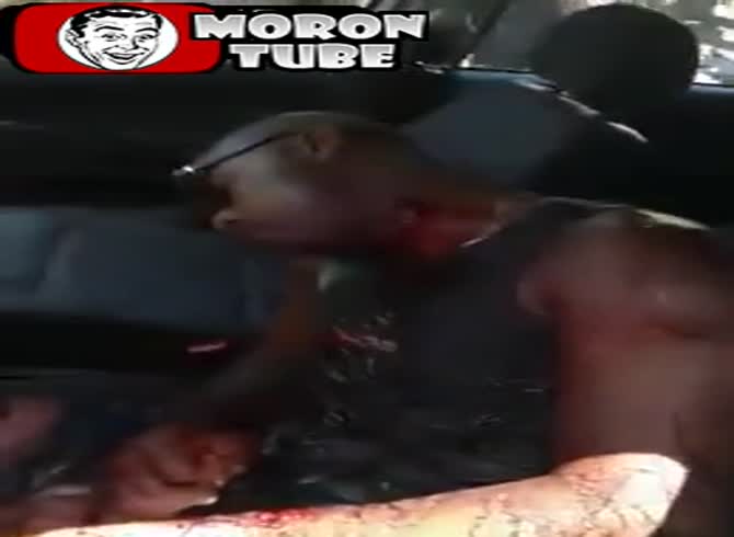 Video :In Brazil, onlookers rob an executed guy (public warned)